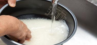 Stop Cuci Beras Langsung di Panci Rice Cooker, Bisa Meracuni Keluarga!