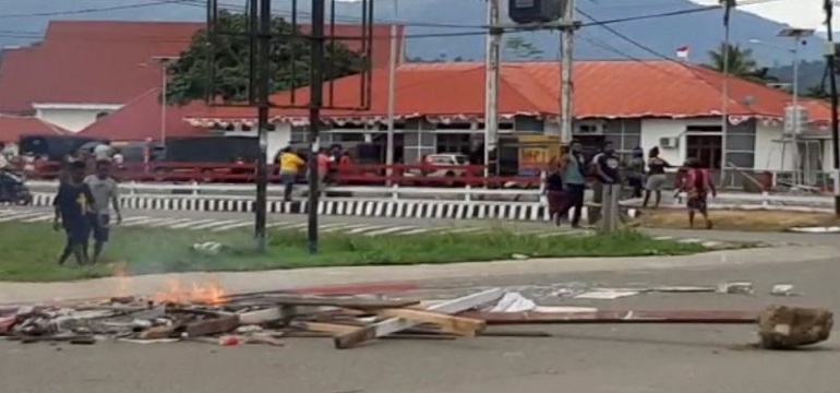 Warga Manokwari Selatan Mengamuk Rusak Rumah Sakit dan Kantor Bupati