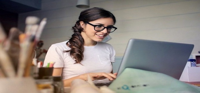 Masih Berlanjut untuk Work From Home? Simak 6 Panduan Fashion Ini Agar Tetap Bahagia di Rumah