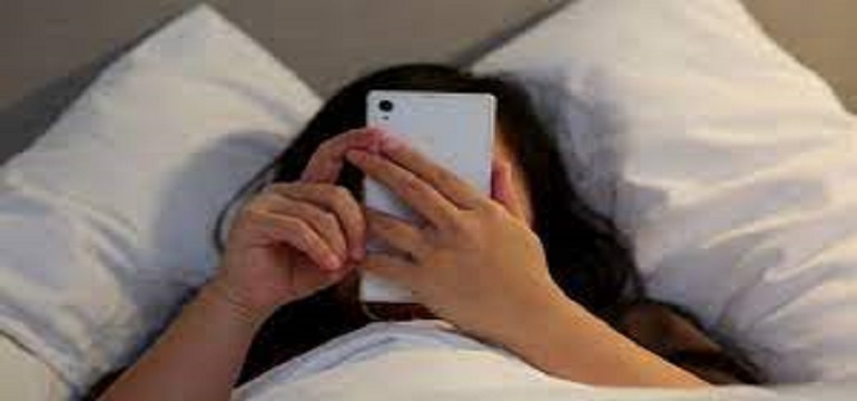 Main Handphone Sambil Tiduran Bisa Alami Kebutaan, Ketahui Penyebabnya Sekarang