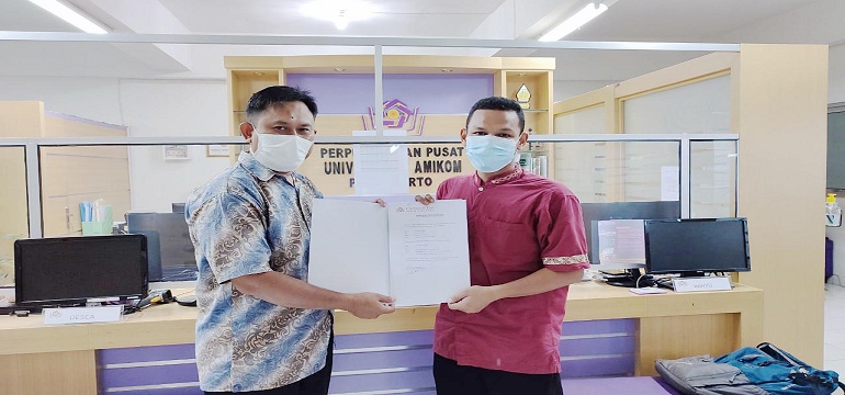 Universitas AMIKOM Hibahkan 100 Buku 76 Judul